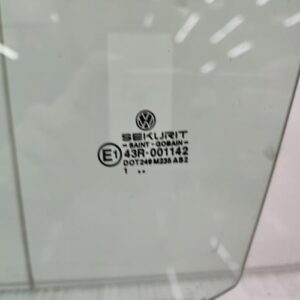 Vitre avant gauche VOLKSWAGEN POLO 4 PHASE 1 Essence