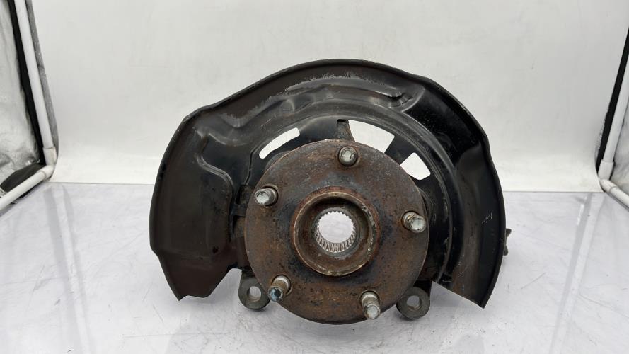 Fusee avant droit TOYOTA RAV4 3 PHASE 1 Diesel
