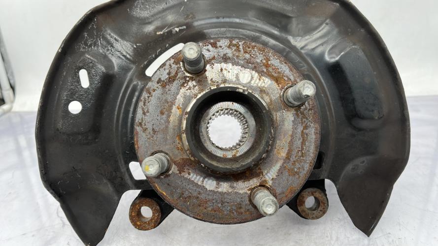 Fusee avant droit TOYOTA YARIS 3 PHASE 2 Essence