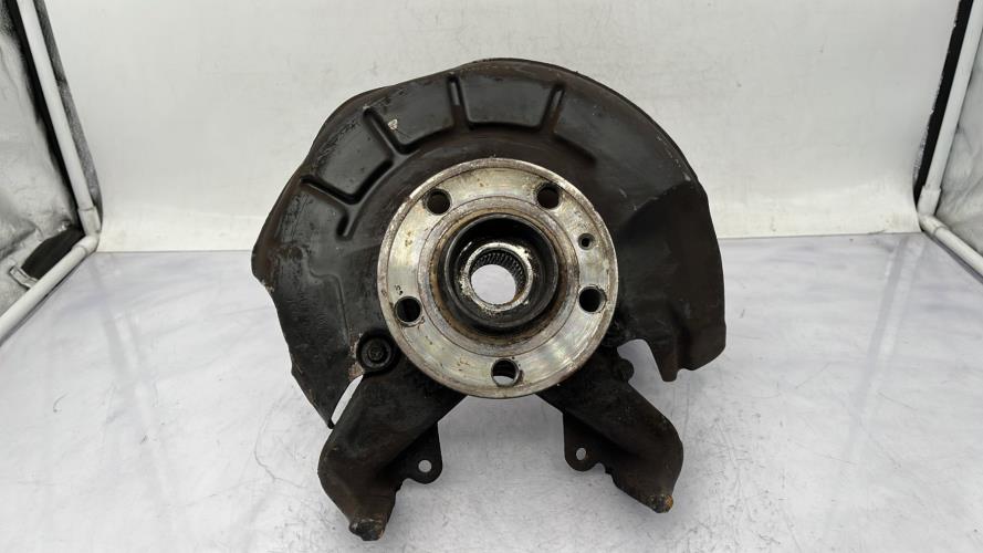 Fusee avant droit VOLKSWAGEN POLO 4 PHASE 1 Essence