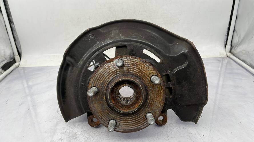 Fusee avant gauche TOYOTA VERSO PHASE 1 Diesel