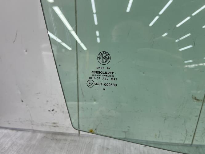 Vitre avant droit ALFA ROMEO 147 PHASE 2 Diesel