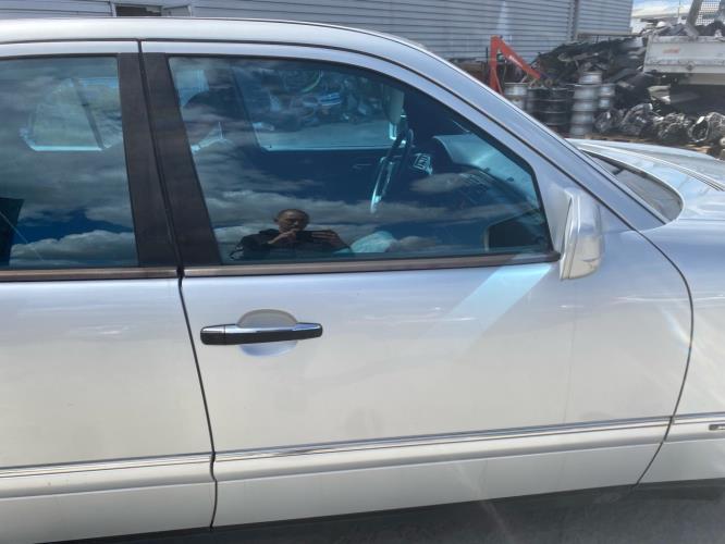 Porte avant droit MERCEDES CLASSE E 210 PHASE 1 Essence