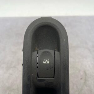 Interrupteur de leve vitre arriere droit RENAULT CLIO 3 PHASE 2 Essence